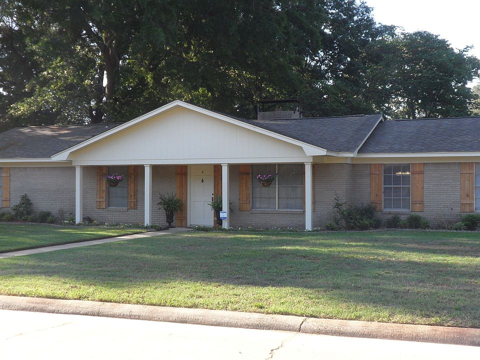 1st image of 4 Green Oaks Pl