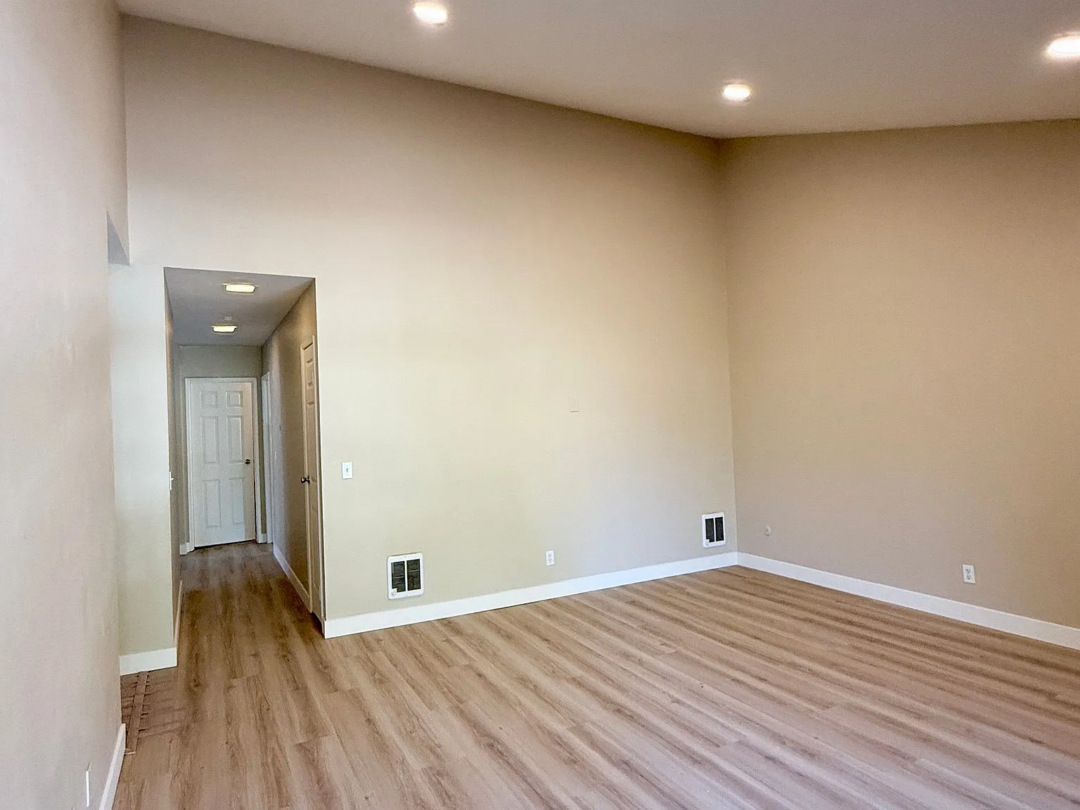 New Flooring Installed!! 3 Bed/2 Bath. Recently Upgraded. Minutes From Shopping, Sdsu, Beaches — Photo 4