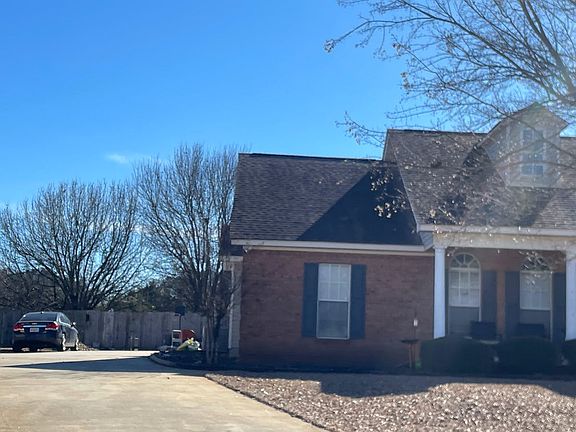 3rd image of 207 Castlebury Cir