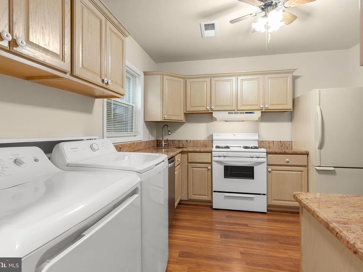 3 bed, 3.0 bath, 1320 sqft, $2,100 — Photo 3
