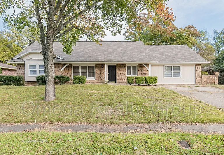 2061 Green Acres Dr — Photo 1