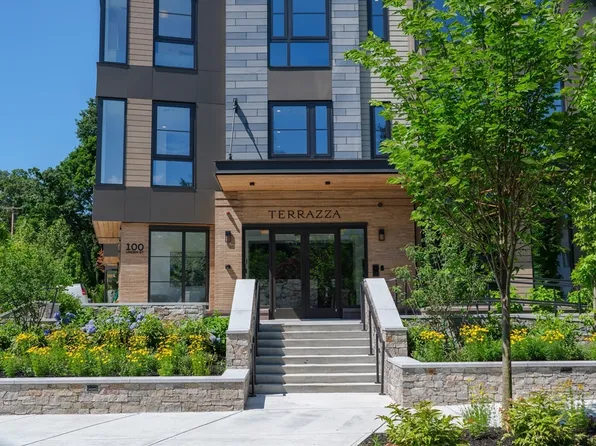 100 Linden St #306, Wellesley, MA 02482