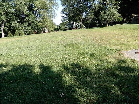 3rd image of 2542 Edgewood Dr