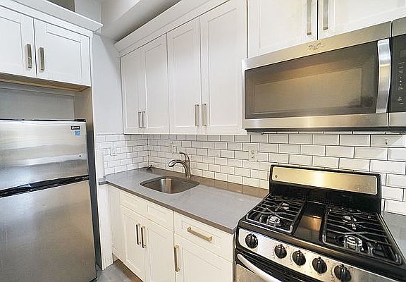 4th image of 352 Willis Ave #6
