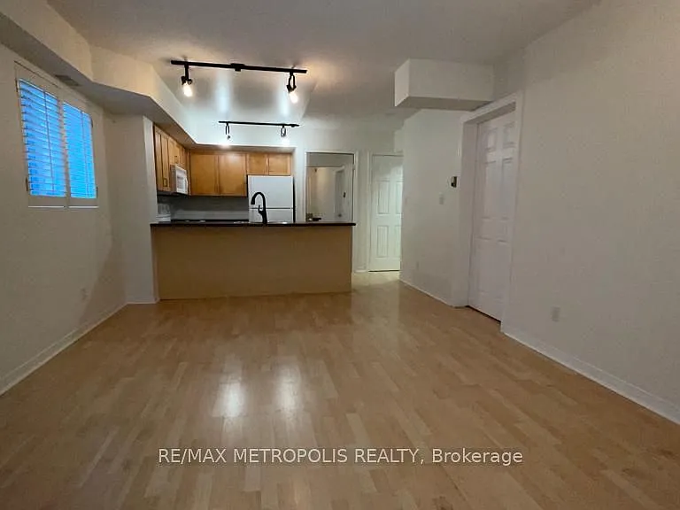 208 Niagara St #Townhouse 27 — Photo 3