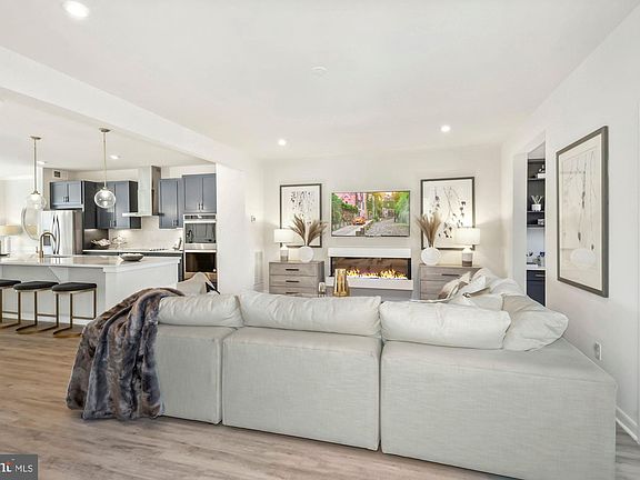 3rd image of 2600 Loganberry Dr