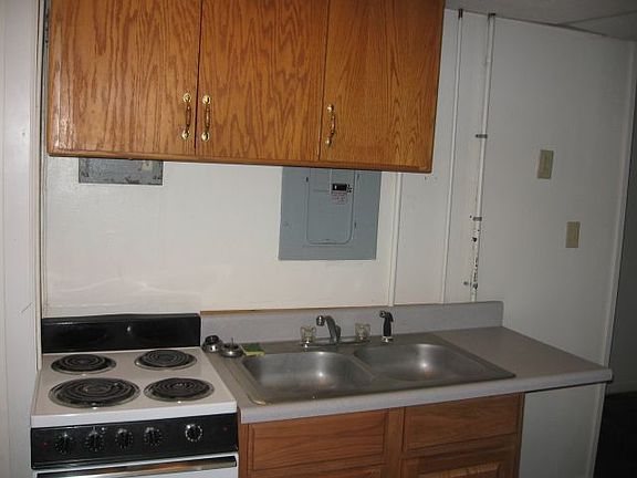 2nd image of 742 1/2 Grand Ave