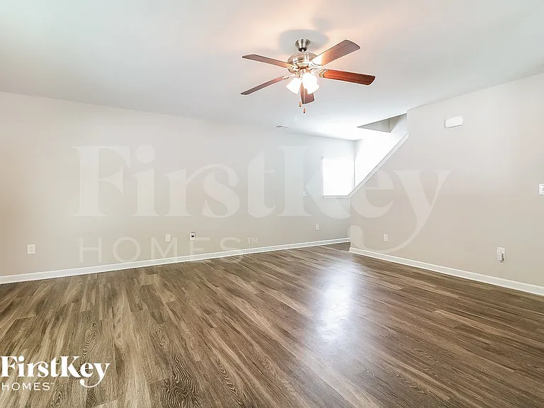 310 Sawyer Ln — Photo 3