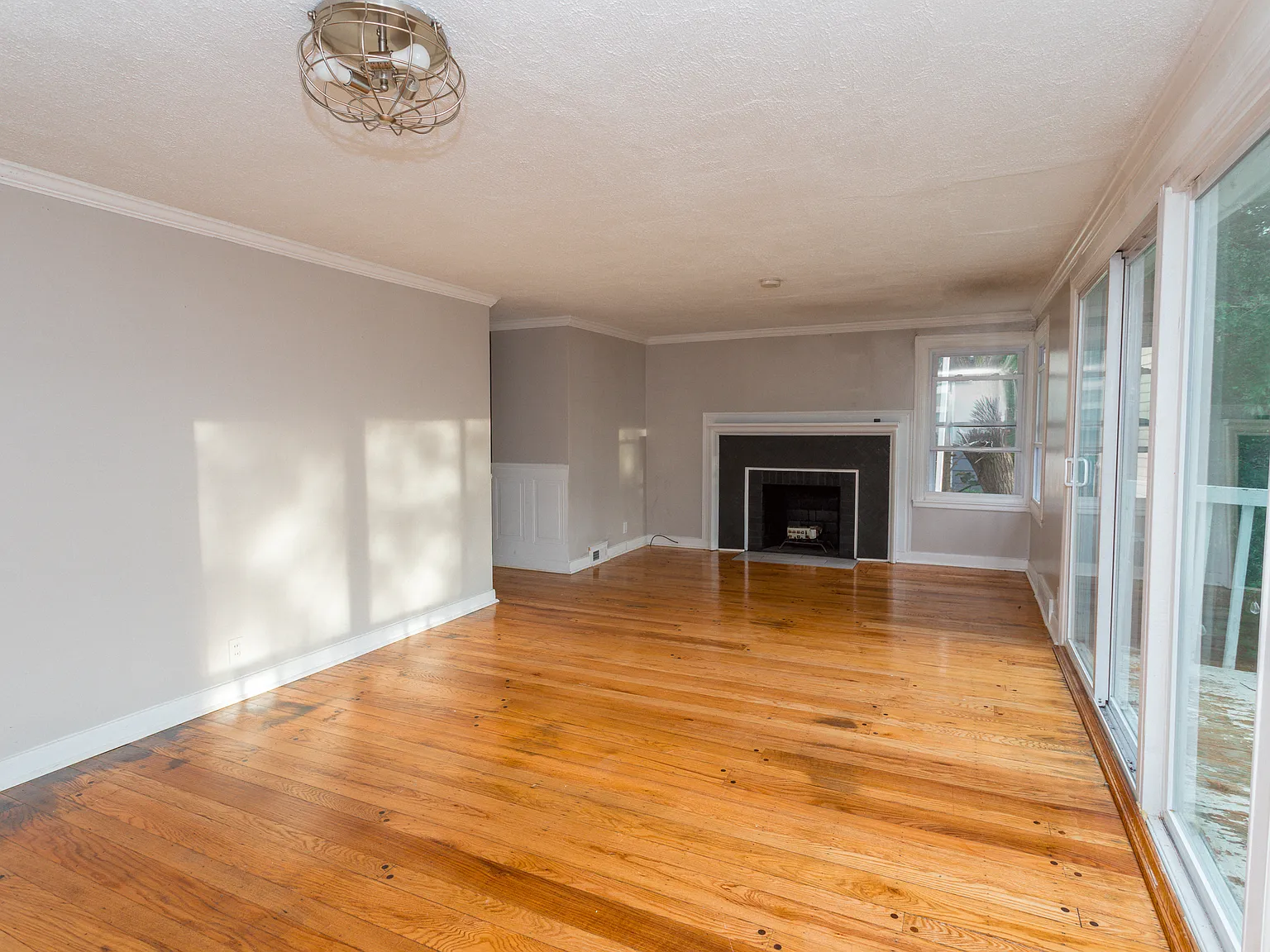 4 bed, 2.5 bath, 1480 sqft, $2,400 — Photo 3