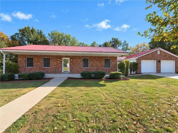 4 Sunset Dr, Lexington, MO 64067