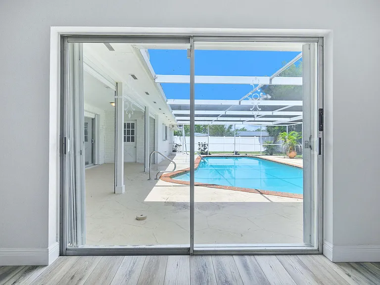 321 E Chaminade Dr — Photo 27