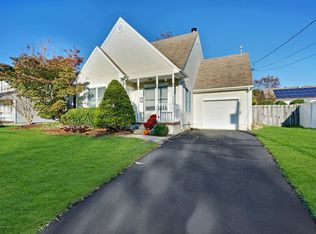 365 Mermaid Dr, Manahawkin, NJ 08050