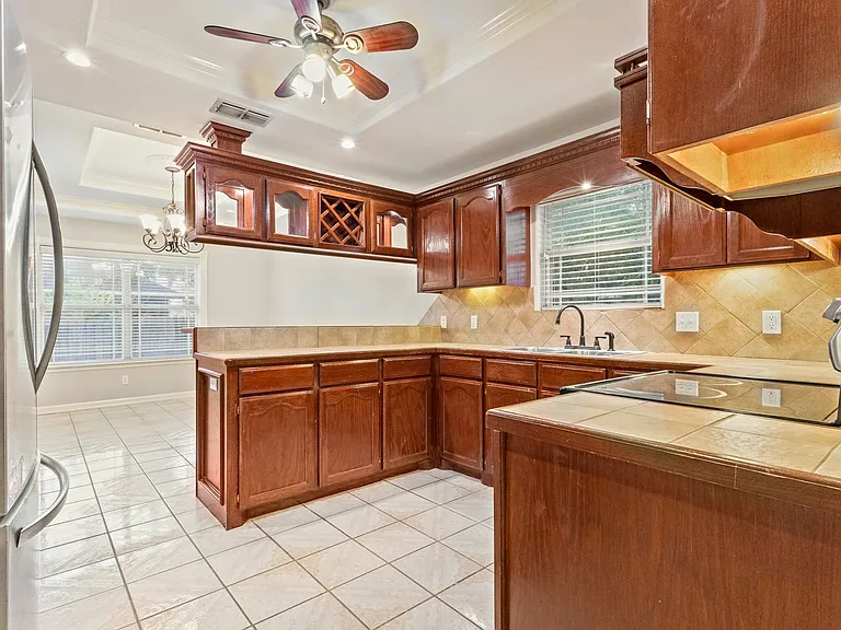 610 Violet Ln — Photo 7