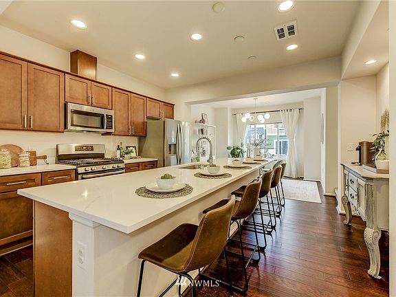 Huge kitchen island with seating for 5, gas cooking and stainless appliances stay with home