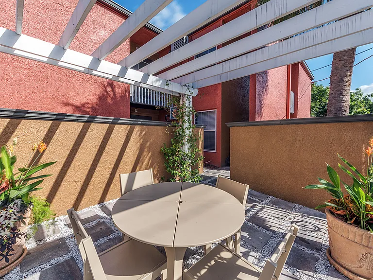 610 1/2 W Horatio St #11 — Photo 5