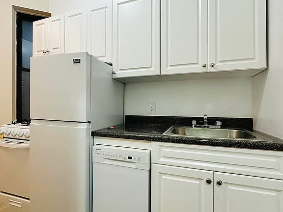 4th image of 424 E 66th St APT 3FW