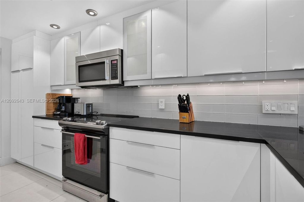 2326 S Cypress Bend Dr APT 221, photo 5