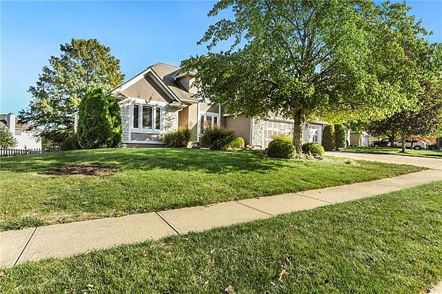 1st image of 325 SE Alexandria Dr