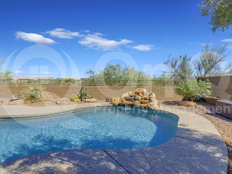 2561 N Hawthorn Dr — Photo 59