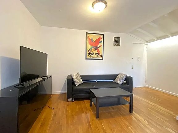4th image of 156 E 117th St #4D