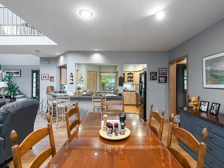 39 Robertson Dr — Photo 17