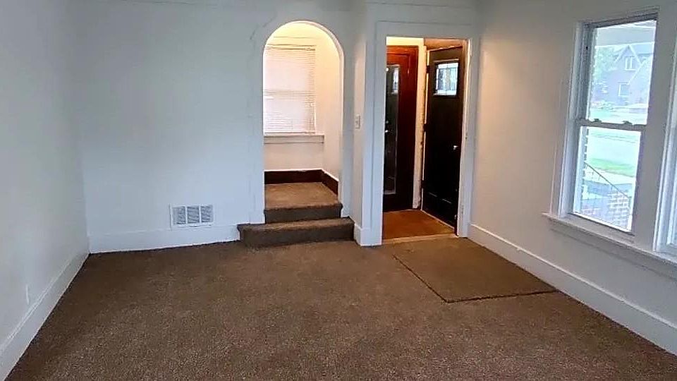 2nd image of 13935 Robson St