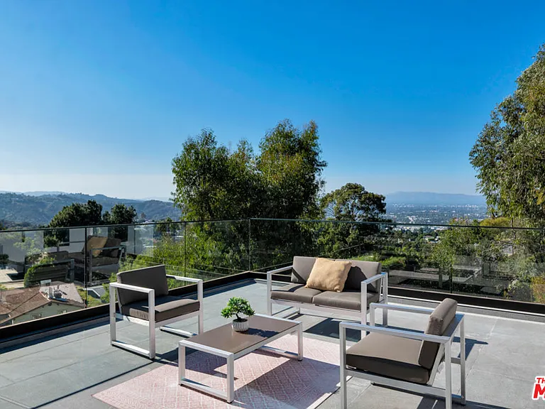 7966 Mulholland Dr — Photo 38