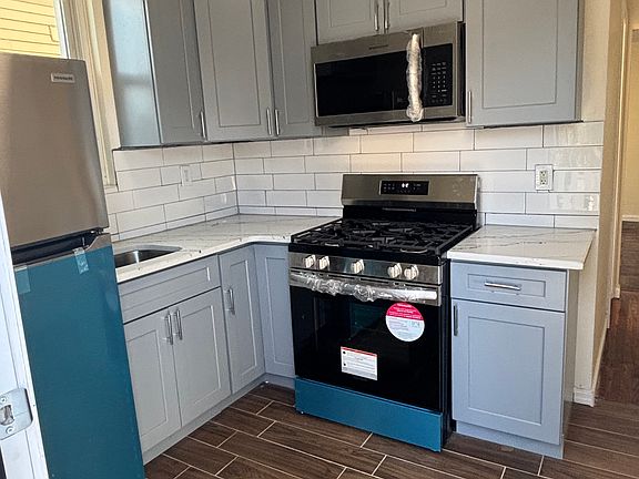 4th image of 2856 Randall Ave