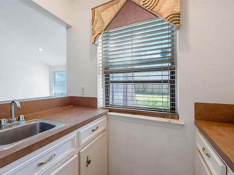 1915 Mustang Springs Dr — Photo 10