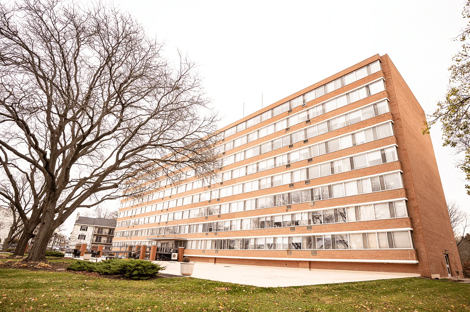 PARK TOWER — Photo 2