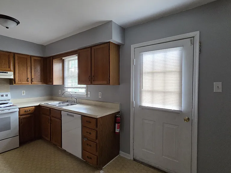 413 N Western Ave — Photo 25