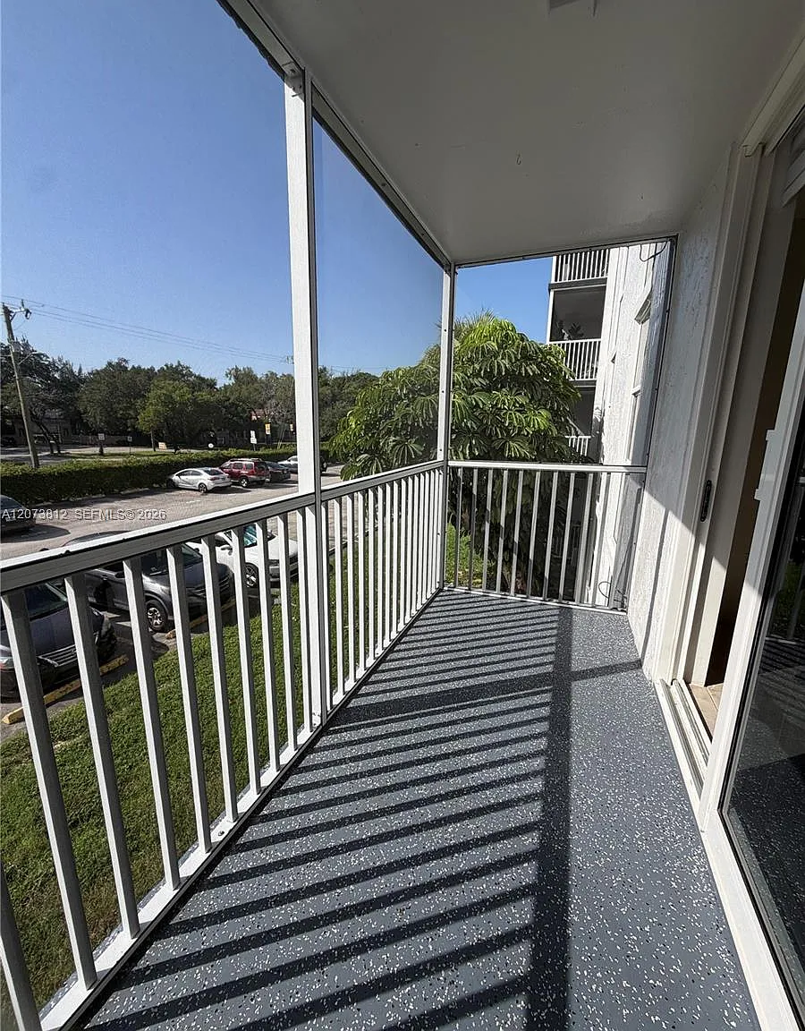 Woodside Apts Condo — Photo 1