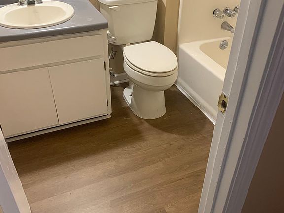 Full Bathroom / Hallway