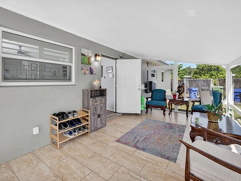 300 SW 25th Ave — Photo 6