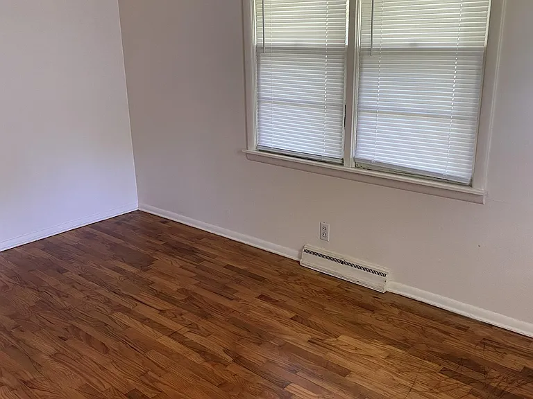 706 S Taylor Dr — Photo 2