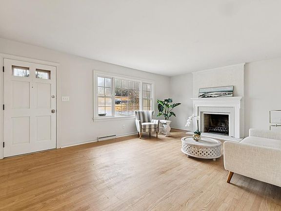 2nd image of 28 Ridgemore Cir