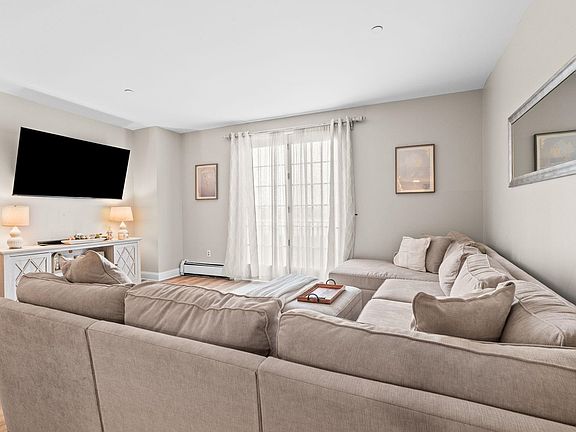 3rd image of 100 Shearwater Ct E APT 31