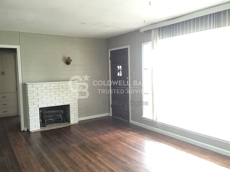 1718 43rd St — Photo 2