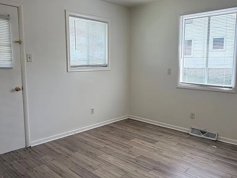 105 E Wilson St — Photo 9