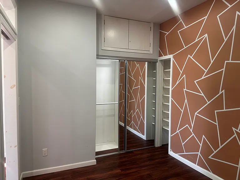 201 Bay 20 St — Photo 8