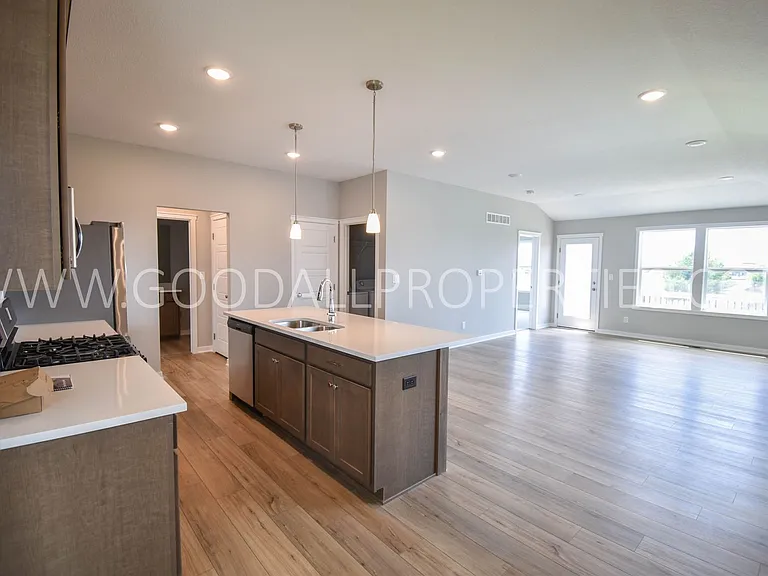 1100 NW Yorktown Dr — Photo 3