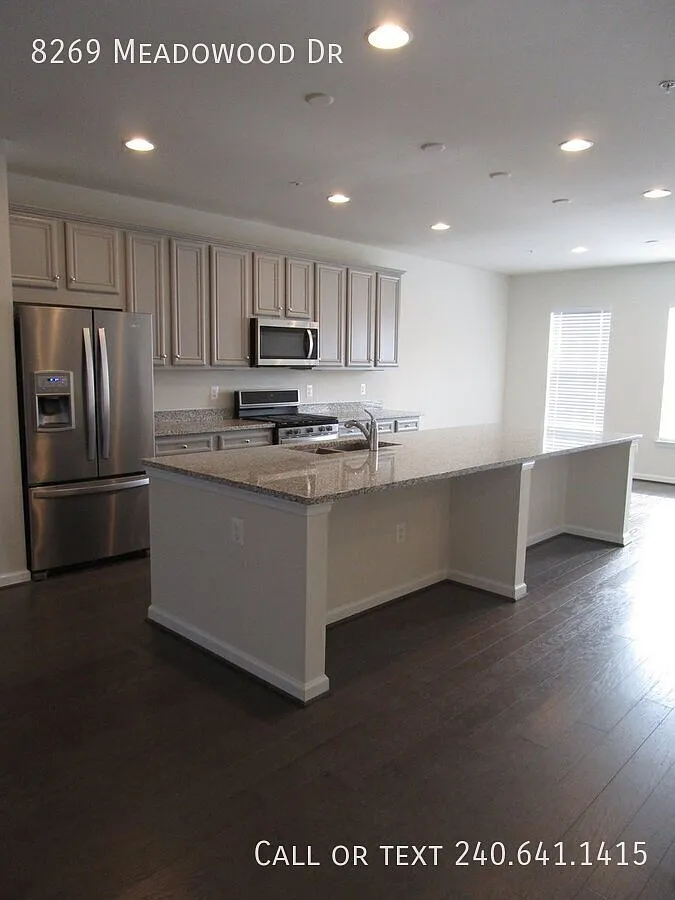 Lovely 4 BR/3.5 BA Townhome in Hanover! — Photo 4