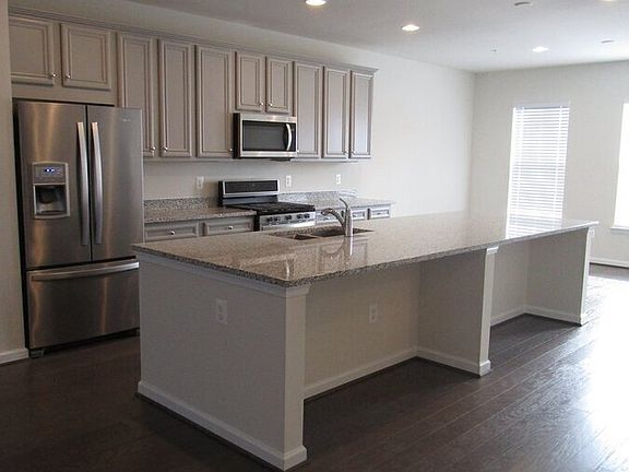 4th image of 8269 Meadowood Dr
