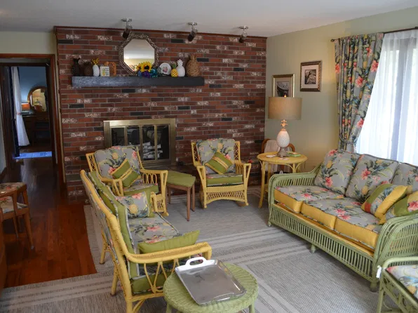 17211 N Fruitport Rd, Spring Lake, MI 49456