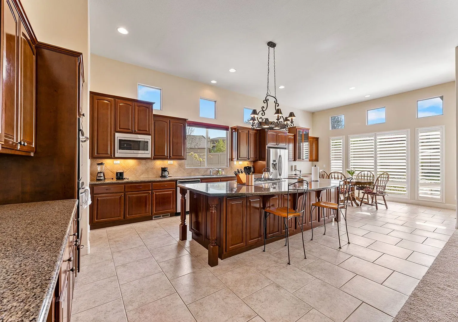 Luxurious Fully Furnished Single Level Home — Photo 2