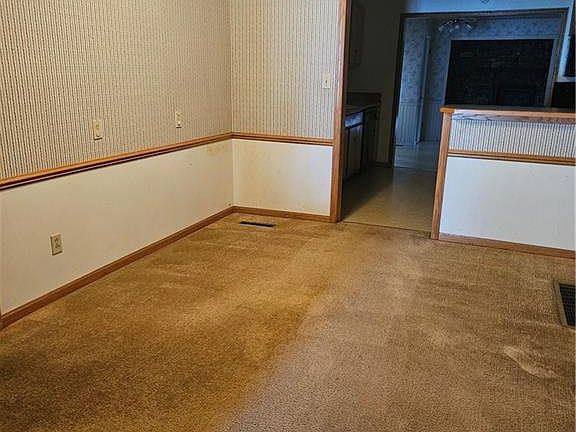 5th image of 223 W Park St