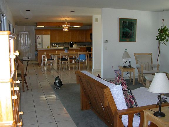 Living roOpen and bright entry, dining 