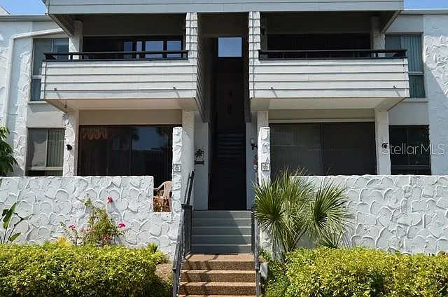 Tarpon Center Dr — Photo 1