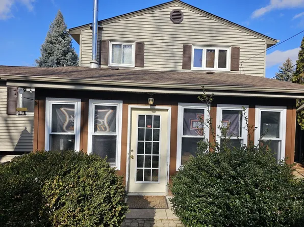 9121 Chestnut Dr, Hickory Hills, IL 60457