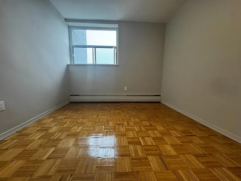 1219 Dundas St W — Photo 29